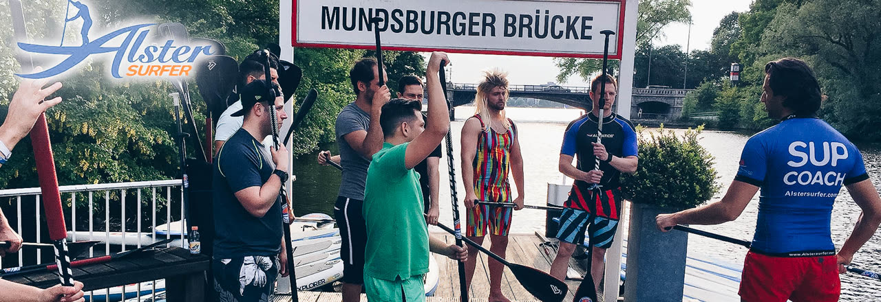 Gruppe beim Junggesellenabschied mit SUP-Coach an der Mundsburger Brücke