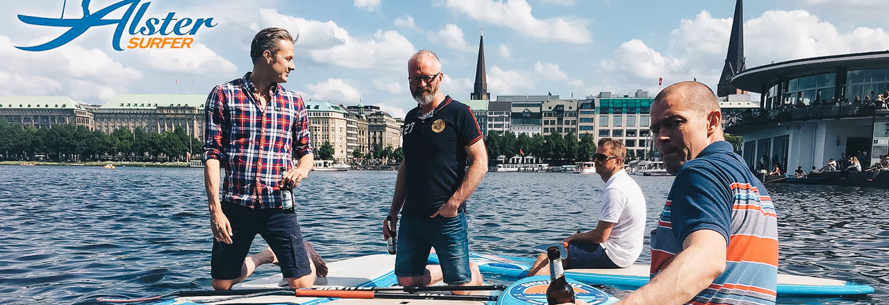 Paddler auf SUP-Boards vor der Hamburger Skyline