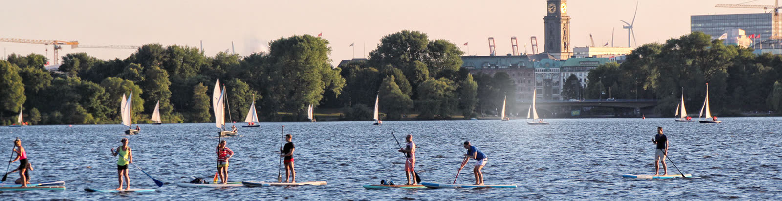 SUP-Tour auf der Alster in der goldenen Abendsonne